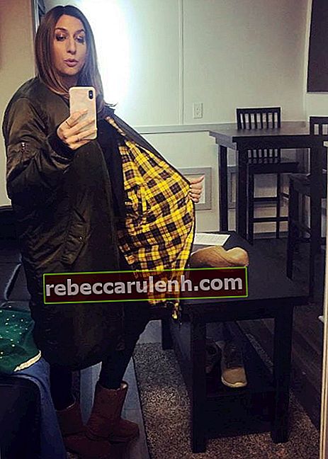 Челси Перети в Instagram Mirror Selfie през април 2019 г.