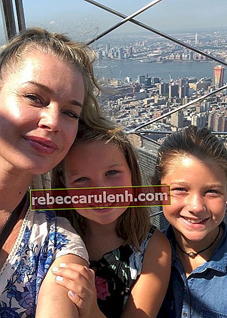 Rebecca Romijn in un selfie con le sue figlie nell'agosto 2018