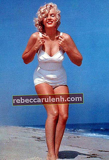 Marilyn Monroe pozuje do sesji zdjęciowej w kostiumie kąpielowym Marilyn Monroe pozuje do sesji zdjęciowej w kostiumie kąpielowym