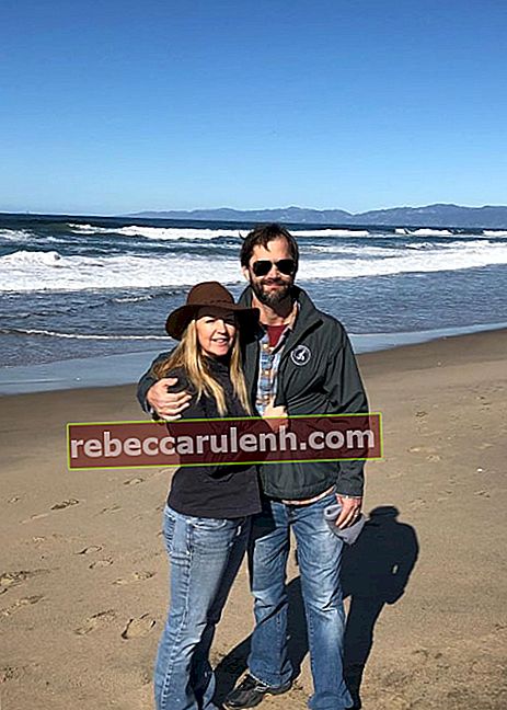 Renee O'Connor na zdjęciu ze swoim beau Jed Surą na Manhattan Beach w Kalifornii w lutym 2019 roku