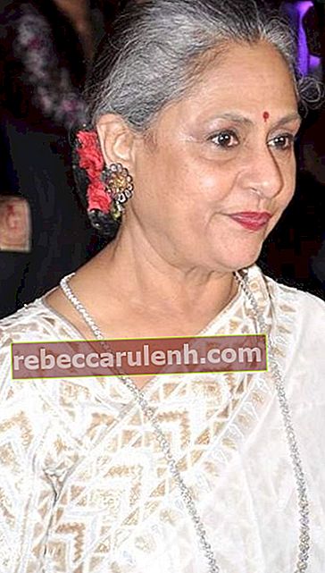 Jaya Bachchan auf der Seventy Art Show zum Geburtstag ihres Mannes zu sehen