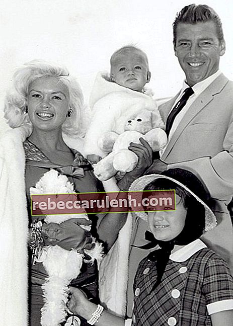 Jayne Mansfield mentre posa per una foto insieme a Hargitay e ai bambini a Londra nel 1959