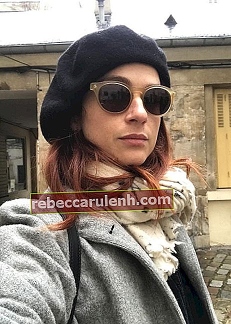 Aya Cash im Dezember 2017 mit ihrem Selfie in der Baskenmütze, die sie als Touristin in Paris gekauft hat