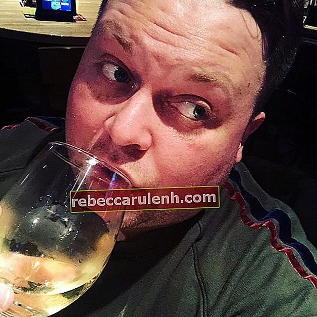 Джинджър Миндж пие бяло вино в Applebee's Grill & Bar през ноември 2018 г.
