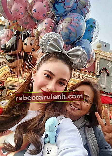 Arci Muñoz widziana podczas robienia selfie wraz z matką w Disneylandzie w Hongkongu w grudniu 2019 roku