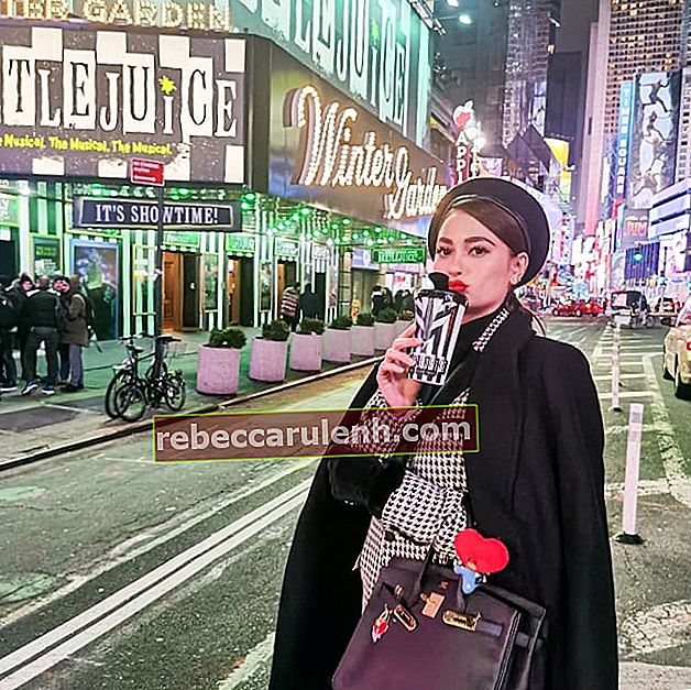 Arci Muñoz na zdjęciu zrobionym na Times Square w Nowym Jorku w grudniu 2019 roku