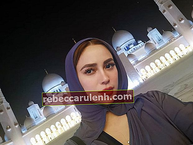 Arci Muñoz visto mentre scatta un selfie alla Moschea dello Sceicco Zayed ad Abu Dhabi, negli Emirati Arabi Uniti, nel novembre 2019