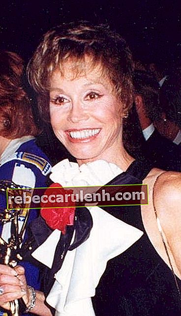 Mary Tyler Moore mentre tiene il suo Emmy Award nel 1993
