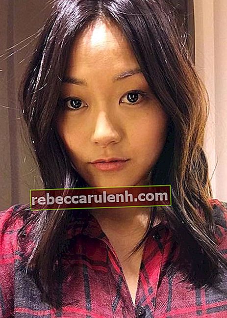 Karen Fukuhara montrant sa nouvelle couleur de cheveux dans un selfie de novembre 2016
