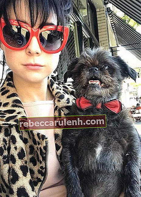 Алесандра Торесани с кучето си Pee Wee Herman в Little Dom's през 2018 г.