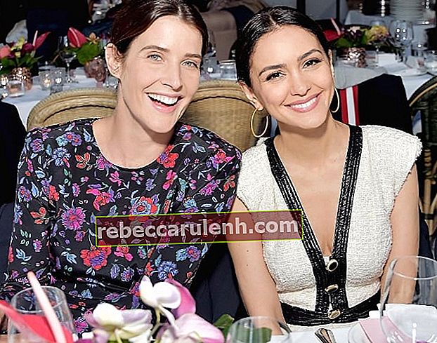 Nazanin Boniadi (à droite) en posant pour une photo avec sa co-star de `` How I Met Your Mother '', Cobie Smulders, à l'ouverture de Veronica Beard Pacific Palisades en 2019