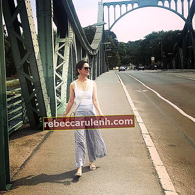 Nazanin Boniadi comme on le voit en se promenant autour du pont Glienicke à Berlin, Allemagne en août 2018
