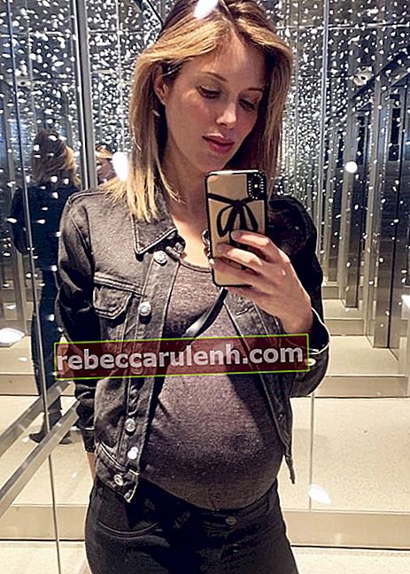 Kayla Ewell zeigt ihren Babybauch in einem Selfie, das im Mai 2019 in West Hollywood, Kalifornien, aufgenommen wurde
