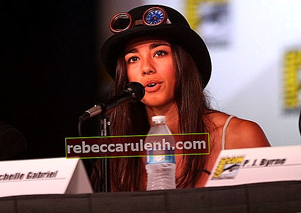 Seychelle Gabriel widziany podczas przemówienia na San Diego Comic-Con International w San Diego w Kalifornii w 2012 roku