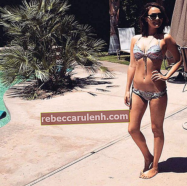 Camilla Luddington pendant les vacances en mai 2015