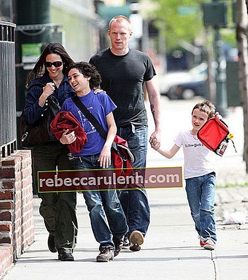Jennifer Connelly e Paul Bettany con la famiglia