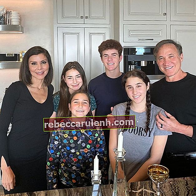 Heather Dubrow auf einem Bild mit ihrem Sohn Nicholas und ihren Töchtern Maximillia, Katarina und Collette sowie ihrem Ehemann Terry Dubrow im April 2020