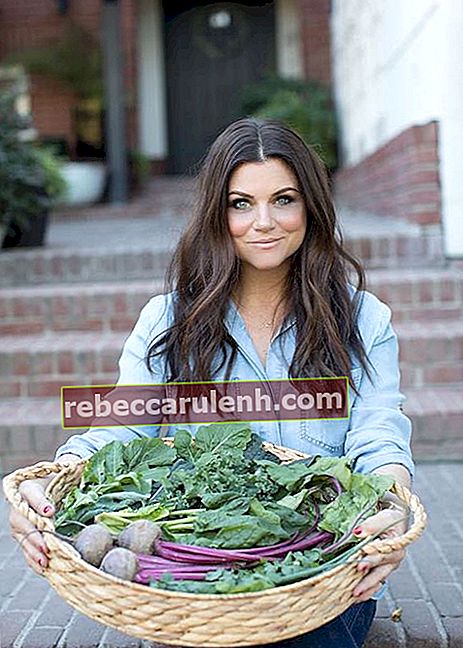 Tiffani Thiessen zeigt im Januar 2018 ihr selbst angebautes Gemüse in ihrem Garten