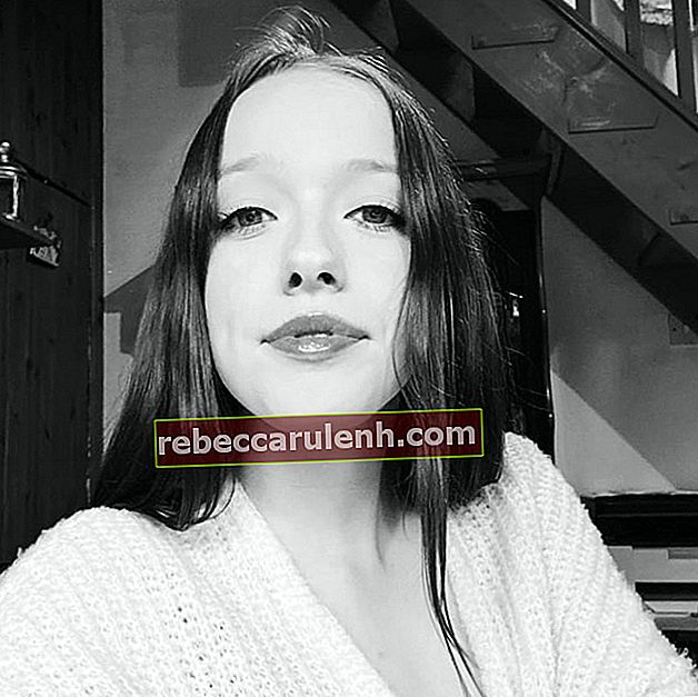 Amybeth McNulty vue dans un selfie en noir et blanc en novembre 2019
