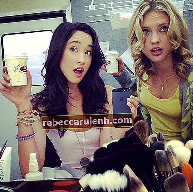 Christina Masterson sur le tournage dans la salle de maquillage avec Ciara Hanna en 2013