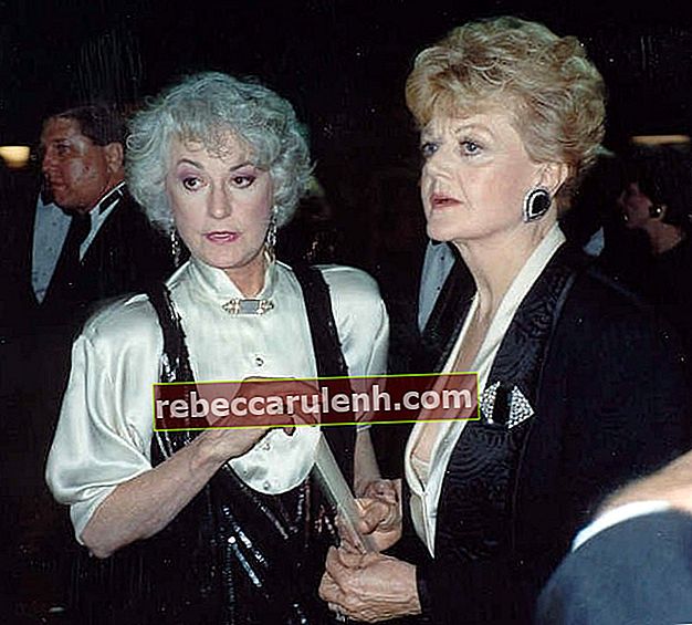 Беа Артър (вляво), както се вижда на снимка заедно с Анджела Лансбъри на 41-те награди Еми
