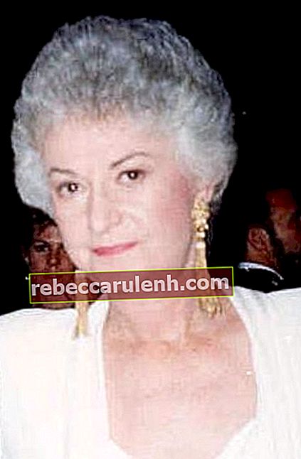 Беа Артър, както се вижда на снимка, направена на наградите Еми през 1987 г.