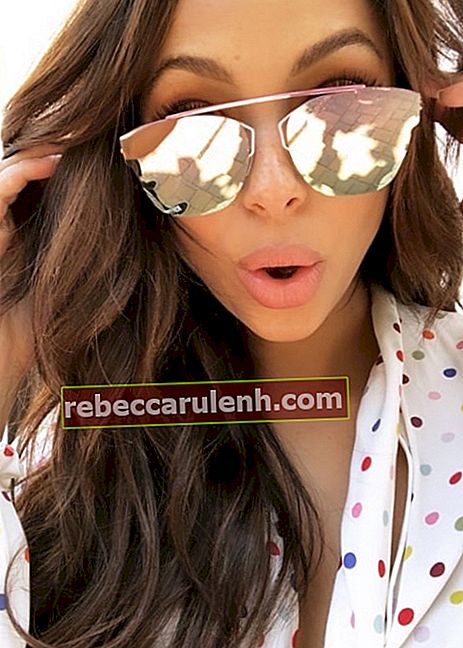 Amber Stevens West in un selfie domenicale nell'agosto 2018