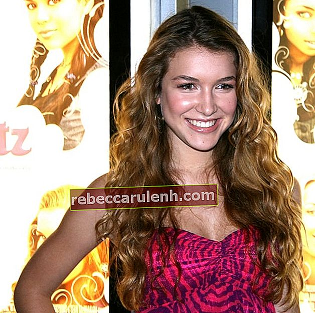 Nathalia Ramos lächelt für die Kamera bei der kanadischen Premiere von 'Bratz' in Toronto, Ontario, Kanada im Juli 2007