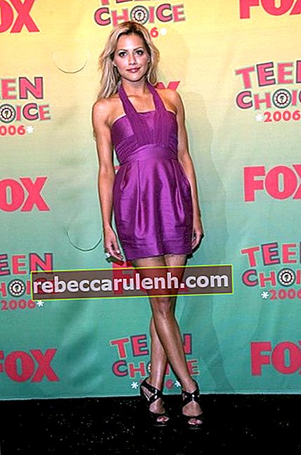 Бриттани Мерфи присутствовала на 8-й ежегодной церемонии вручения награды Teen Choice Awards в Амфитеатре Гибсона 20 августа 2006 года в Юниверсал-Сити, Калифорния.
