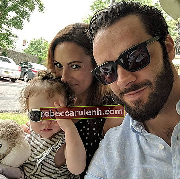 Laura Benanti dans un selfie pris avec son mari Patrick Brown et leur fille Ella Rose en juin 2018