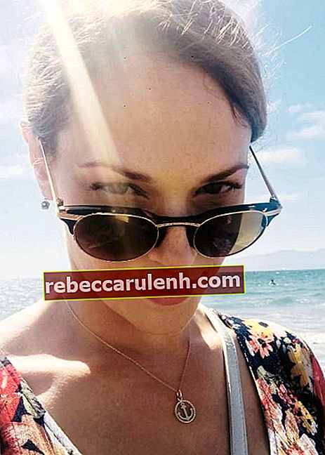 Amanda Righetti dans un selfie sur la plage en juillet 2018