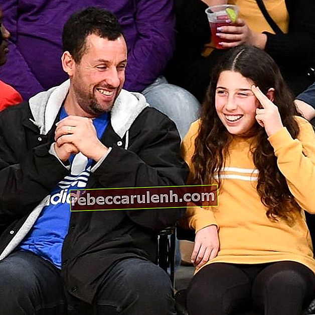Адам Сандлър на снимка, направена с дъщеря му Сади Сандлър по време на баскетболен мач в Staples Center
