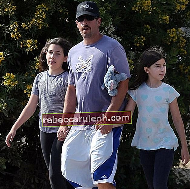 Sadie Sandler comme on le voit sur une photo prise avec sa jeune soeur Sunny et son père Adam Sandler au Malibu Chili Cook Off 2018