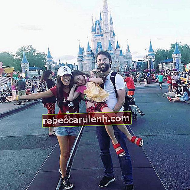 Marisol Nichols avec son mari, Taron Lexton et sa fille Rain à Disney World en avril 2017