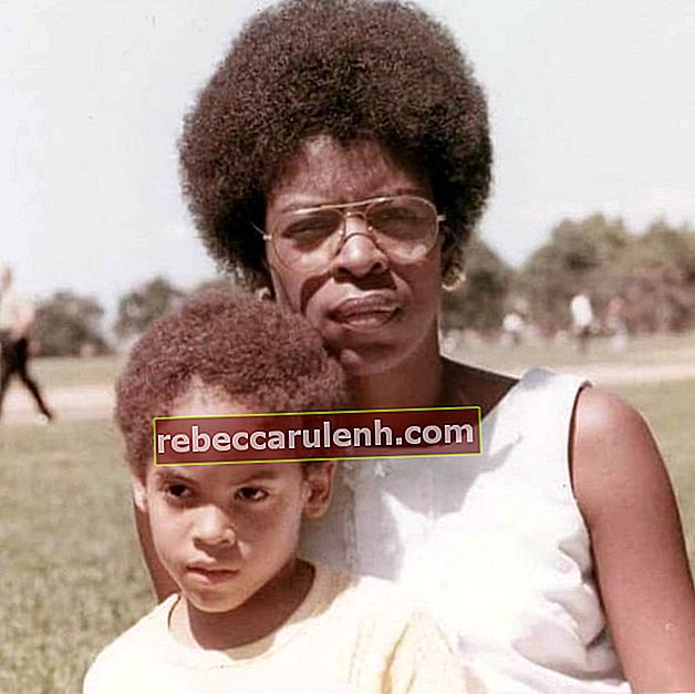 Рокси Рокър, както се вижда на снимка, направена в миналото със сина й певец и композитор Лени Кравиц