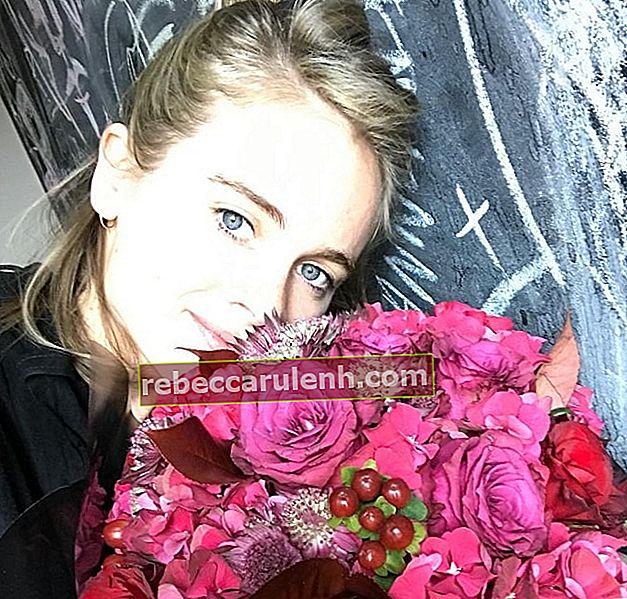 Cressida Bonas dans un selfie Instagram avec un bouquet en juin 2017