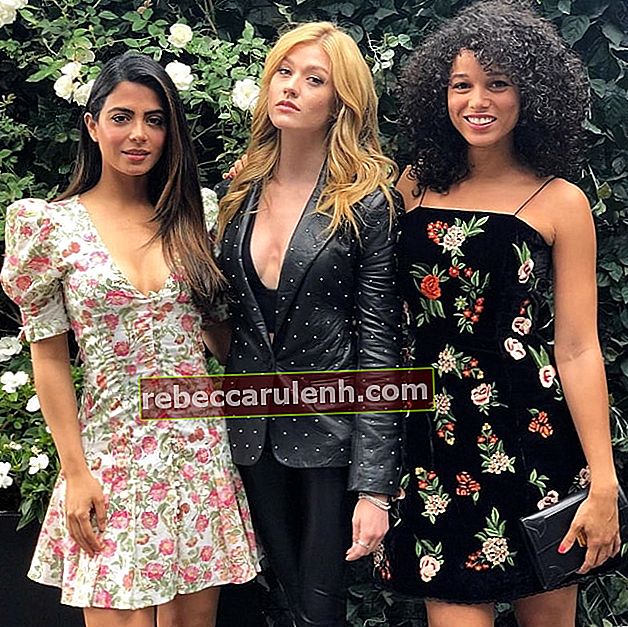 Alisha Wainwright mentre posa per una foto con Katherine McNamara (al centro) ed Emeraude Toubia (a sinistra) nel maggio 2019