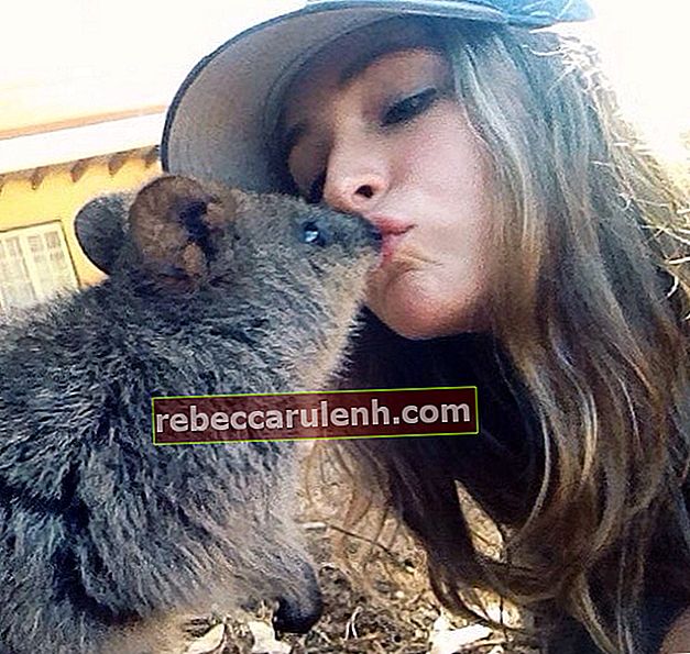 Ашли Къмингс щастлива да бъде целуната от куока на Свети Валентин през 2016 година