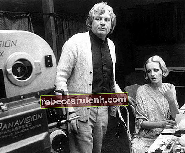 Twiggy avec le réalisateur Ken Russell sur le tournage de leur film de 1971 The Boy Friend