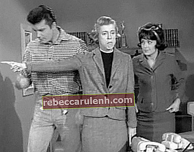 Sharon Tate aux côtés de Max Baer Jr.et Nancy Kulp (au centre) comme on le voit dans la série télévisée `` The Beverly Hillbillies ''