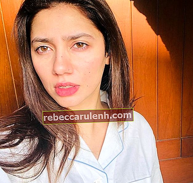 Mahira Khan vue en prenant un selfie à Karachi, au Pakistan, en avril 2020