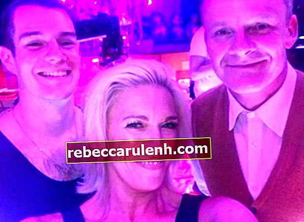 Hannah Waddingham beim Klicken auf ein Selfie zusammen mit Alistair Petrie (rechts) und Connor Swindells im Januar 2020