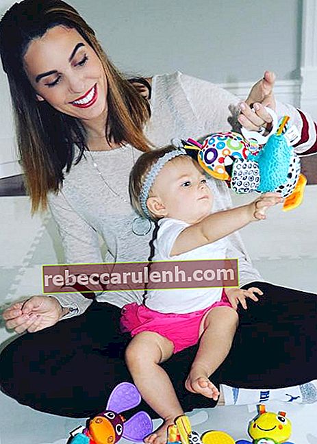 La fille de Christy Carlson Romano, Isabella, joue avec des jouets en octobre 2017