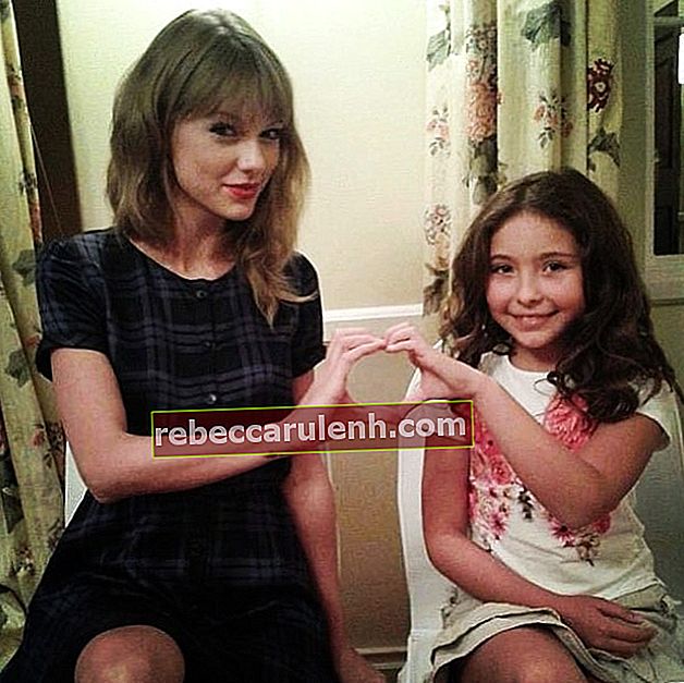 Emma Tremblay (a destra) mentre posa per una foto con Taylor Swift