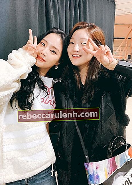 Пак Со Дам (справа), когда она позирует для фотографии вместе с певицей и актрисой Сон На Ын в феврале 2020 года.