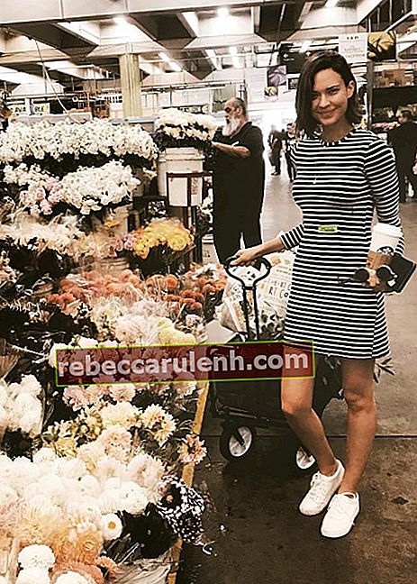 Odette Annable posiert auf dem Blumenmarkt im Juni 2018