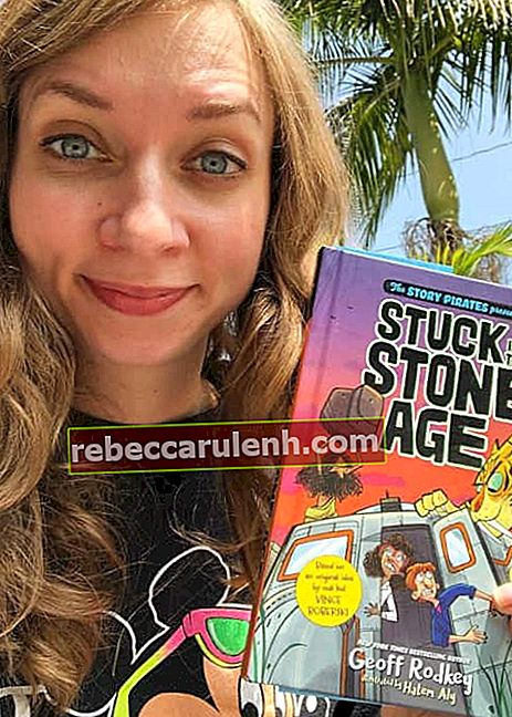 Lauren Lapkus faisant la promotion du livre Stuck in the Stone Age dans un selfie en avril 2018