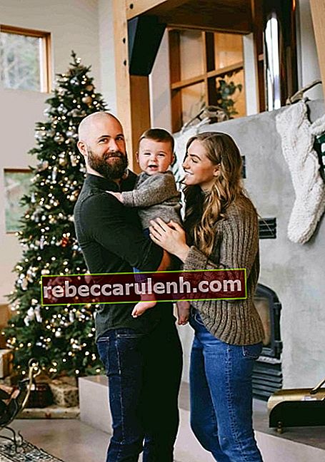 Джессика Сипос в декабре 2020 года весела и весела со своей семьей - это самое главное