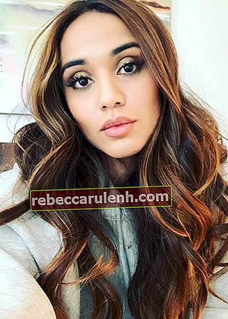 Summer Bishil vue dans un selfie montrant ses beaux cheveux en octobre 2019