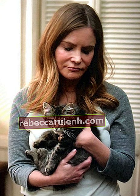 Jennifer Jason Leigh mit einer Katze